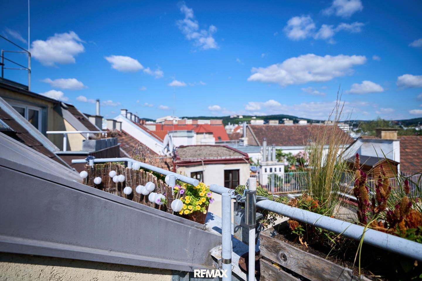 "Dachgeschoss-Maisonette mit Terrasse & Fernblick | Wohnen auf 2 Ebenen am Fuße des Wilhelminenberg"