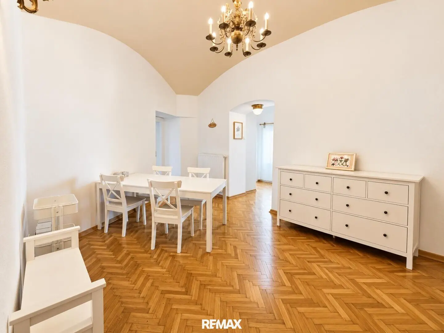 In the heart of Mariahilf – 3 rooms, herringbone parquet, fireplace and ceiling height up to 3.80 m