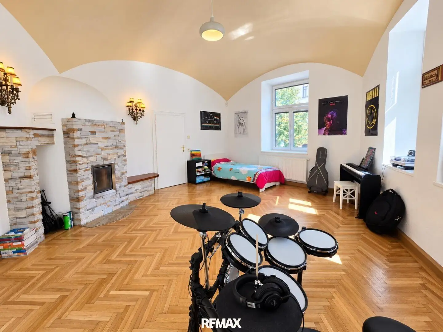 In the heart of Mariahilf – 3 rooms, herringbone parquet, fireplace and ceiling height up to 3.80 m