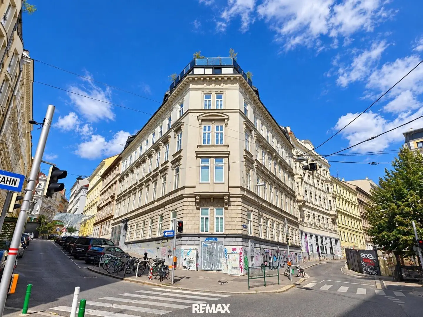 In the heart of Mariahilf – 3 rooms, herringbone parquet, fireplace and ceiling height up to 3.80 m