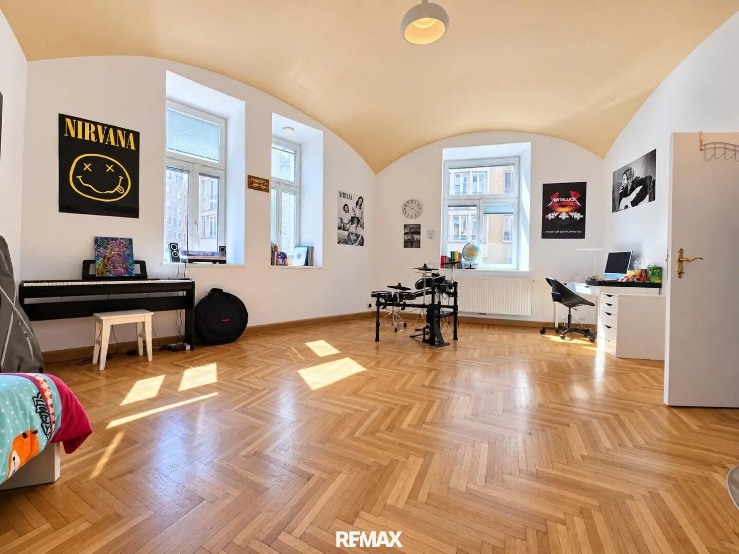 In the heart of Mariahilf – 3 rooms, herringbone parquet, fireplace and ceiling height up to 3.80 m