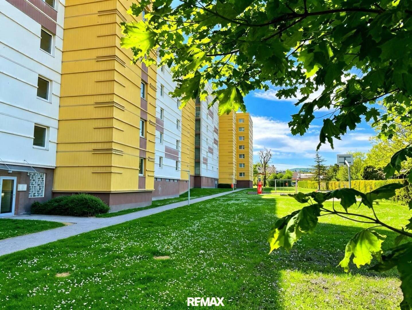 Bright, green and quiet. 3 rooms with south loggia!