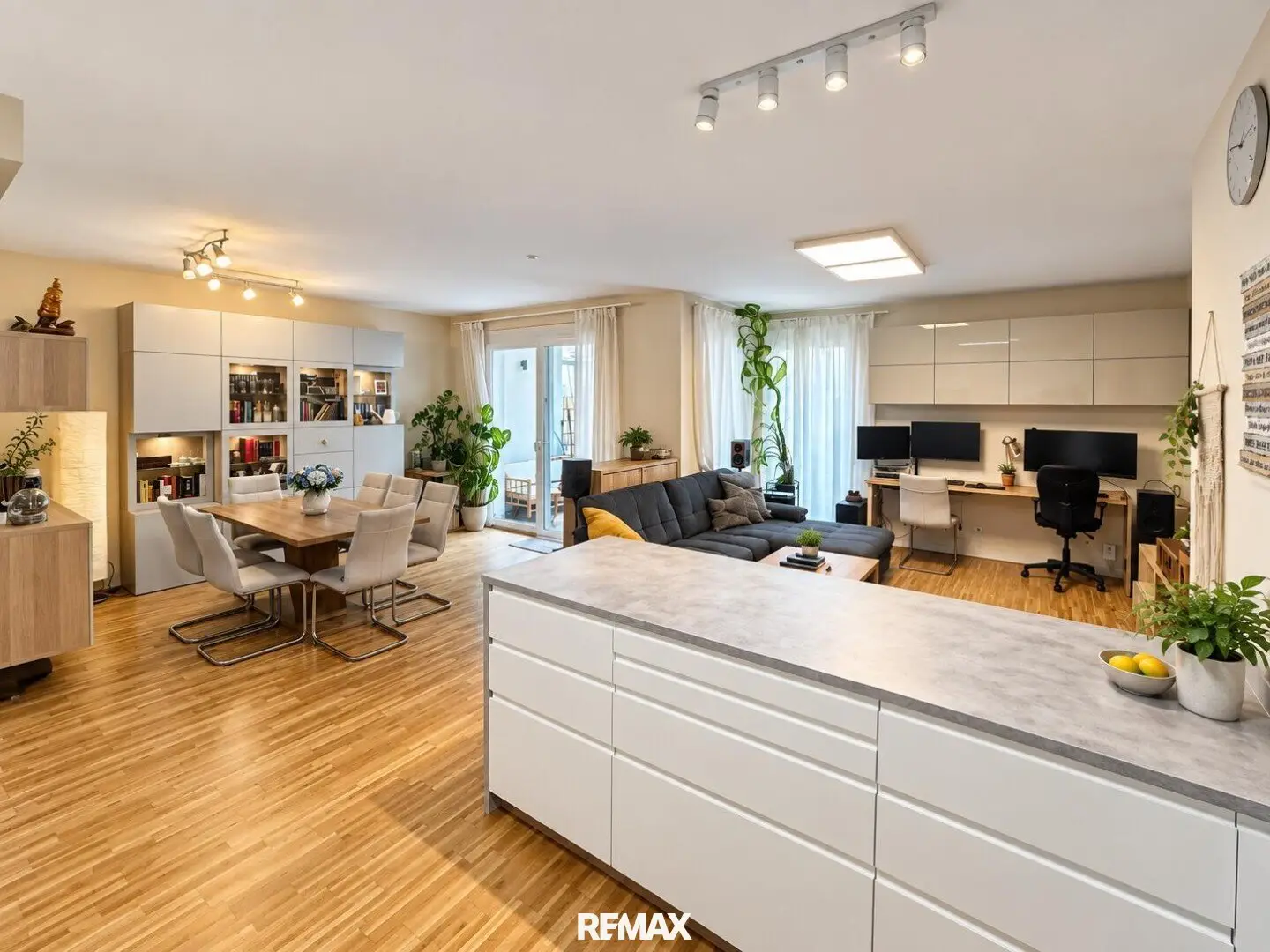 In central Schwechat, 4-room maisonette with approx. 109 m² outdoor areas and garage