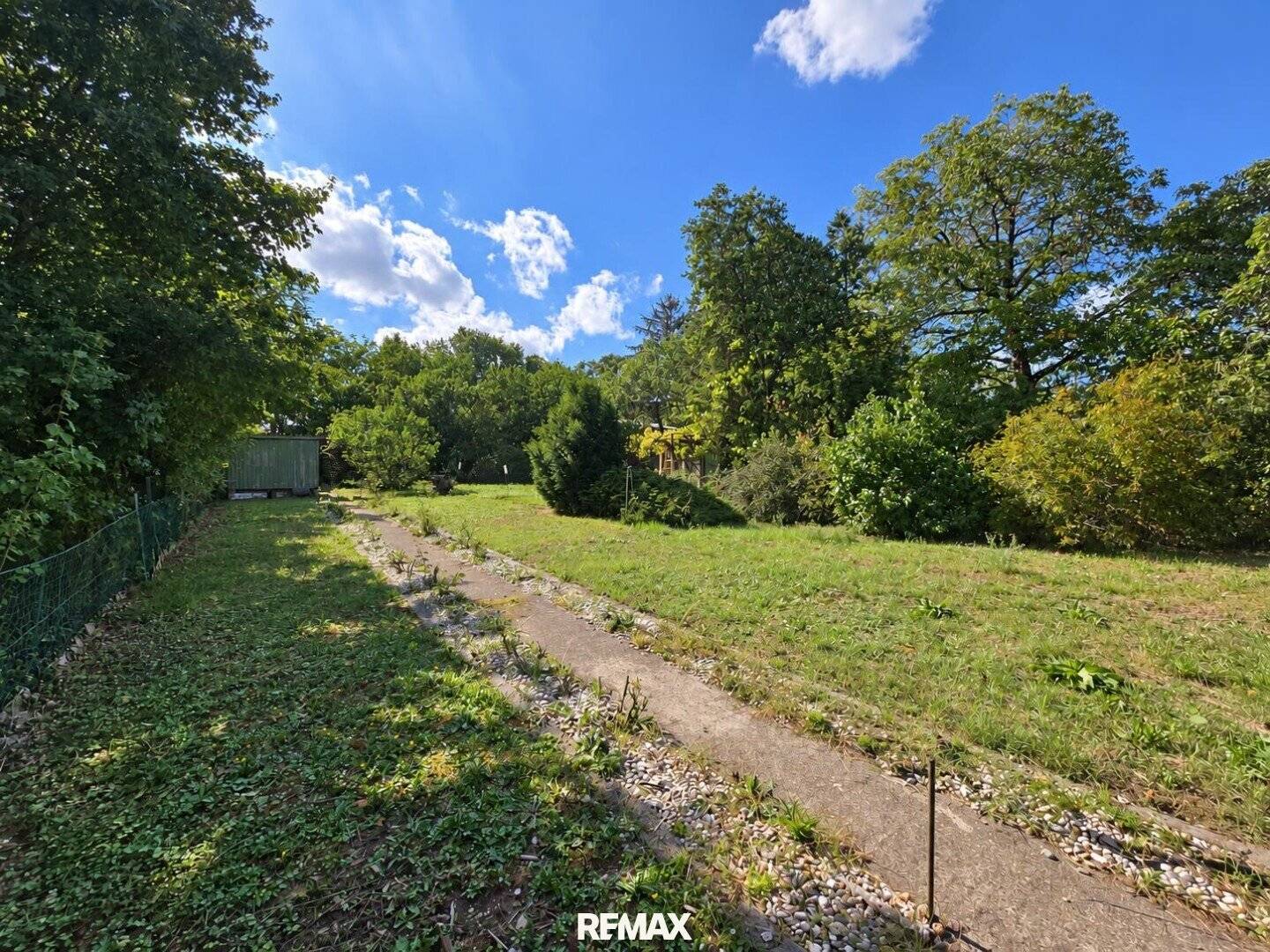 "Beim Laaer Wald – 620 m² Eigengrund + 240 m² zusätzliche Fläche & Teilungspotenzial"