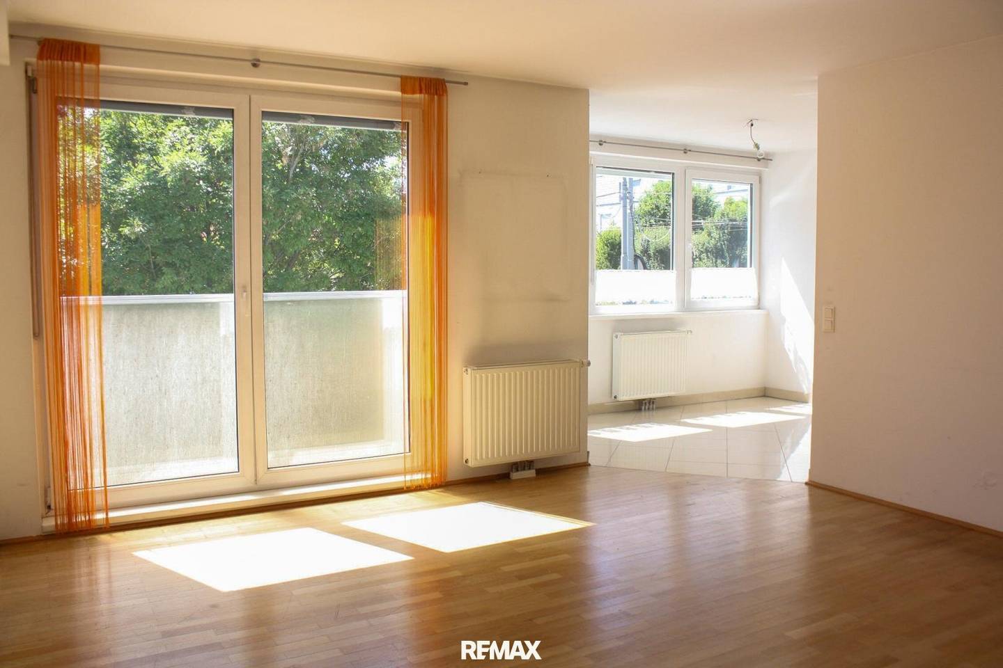 Wohnzimmer mit Blick in die Essecke