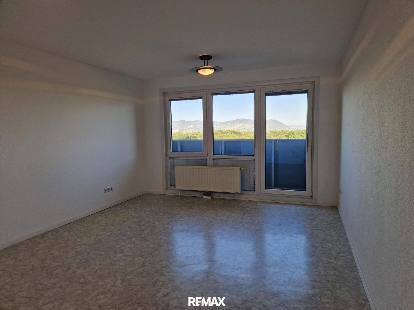 Apartment in Mischeck Tower directly on Donaupark including distant view