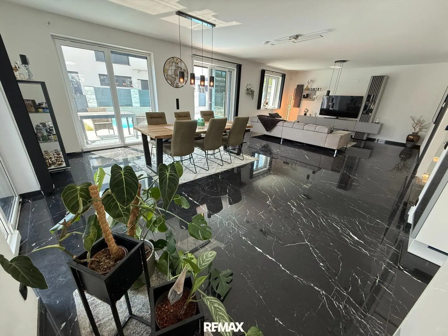 Luxury Living on Easy Mode! Pool, Garden, Rooftop Terrace