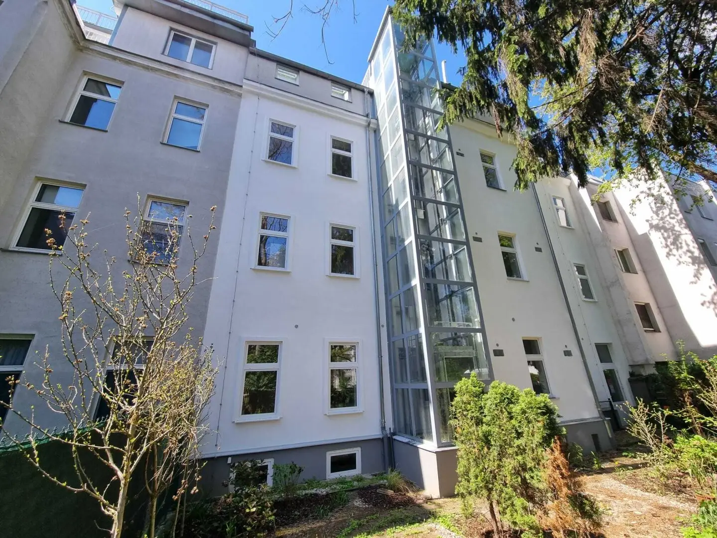 Renovated period apartment building near the Danube - Living with history and quality of life