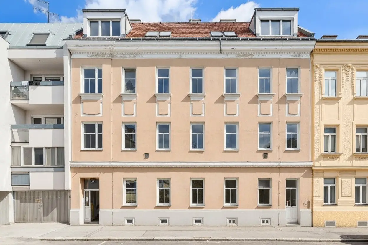 Renovated period apartment building near the Danube - Living with history and quality of life
