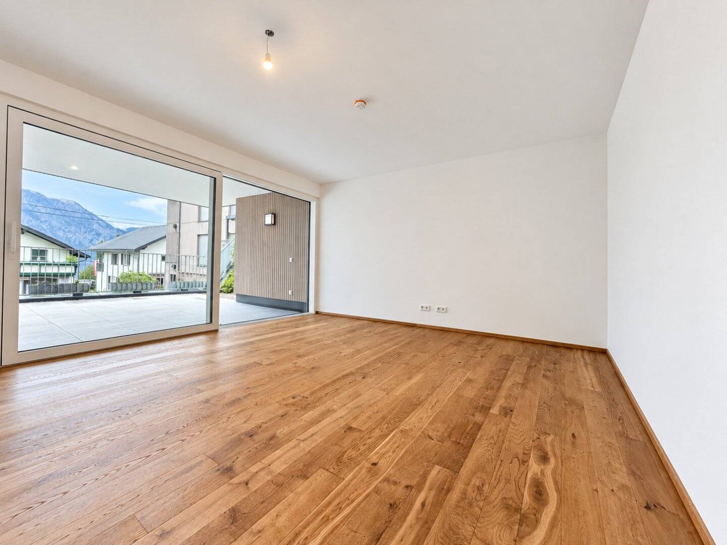 NOW AVAILABLE AS A 4-ROOM APARTMENT! 125 m² garden apartment with lake and Traunstein view - 150 m to the lake!