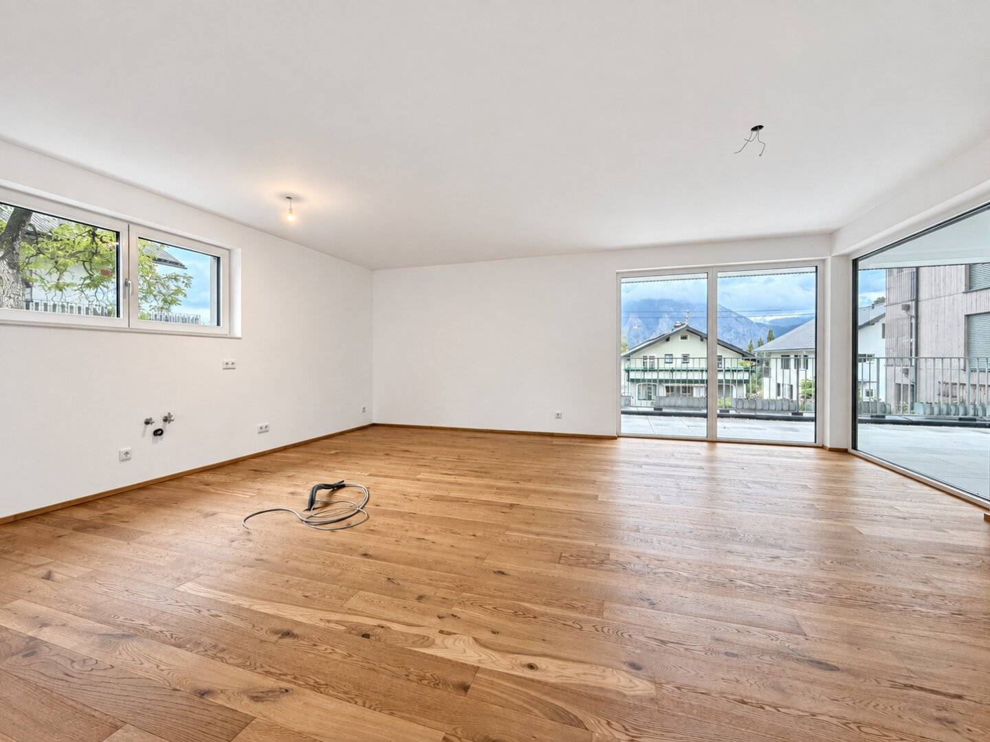 NOW AVAILABLE AS A 4-ROOM APARTMENT! 125 m² garden apartment with lake and Traunstein view - 150 m to the lake!