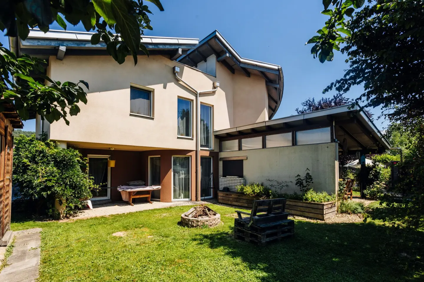 Live centrally, live comfortably – family house with photovoltaic system and lots of space