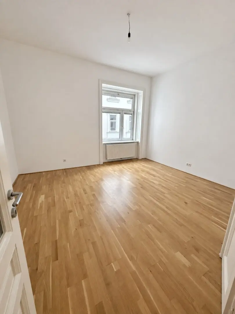 Stylish old building in city location near Urania with flatshare suitability