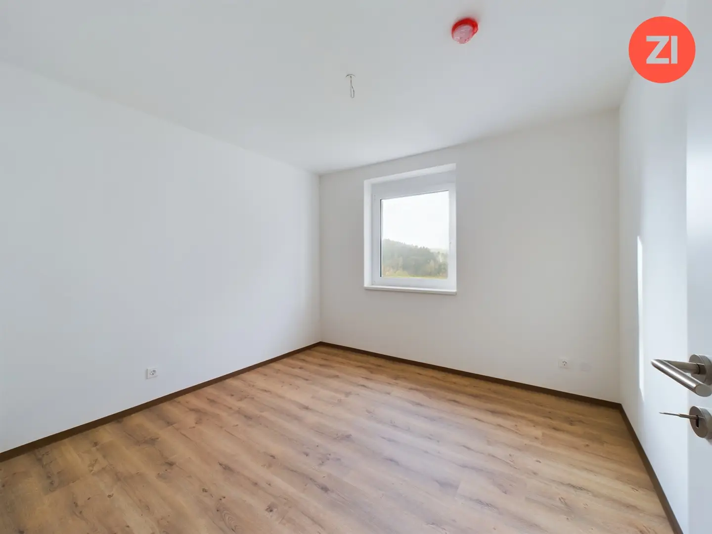 Ground floor apartment near S10 with balcony