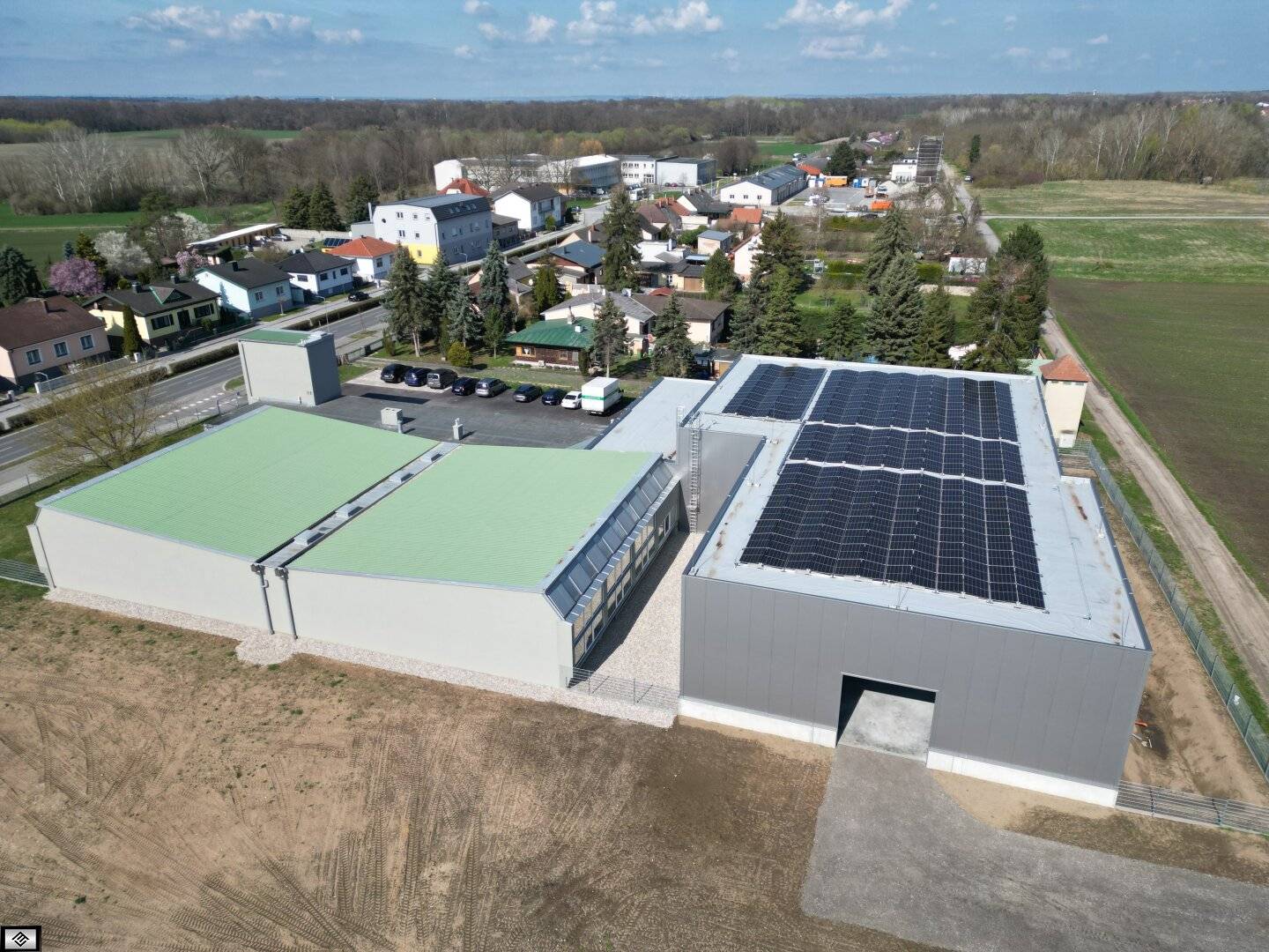 Well maintained commercial property with 6700m2 plot area