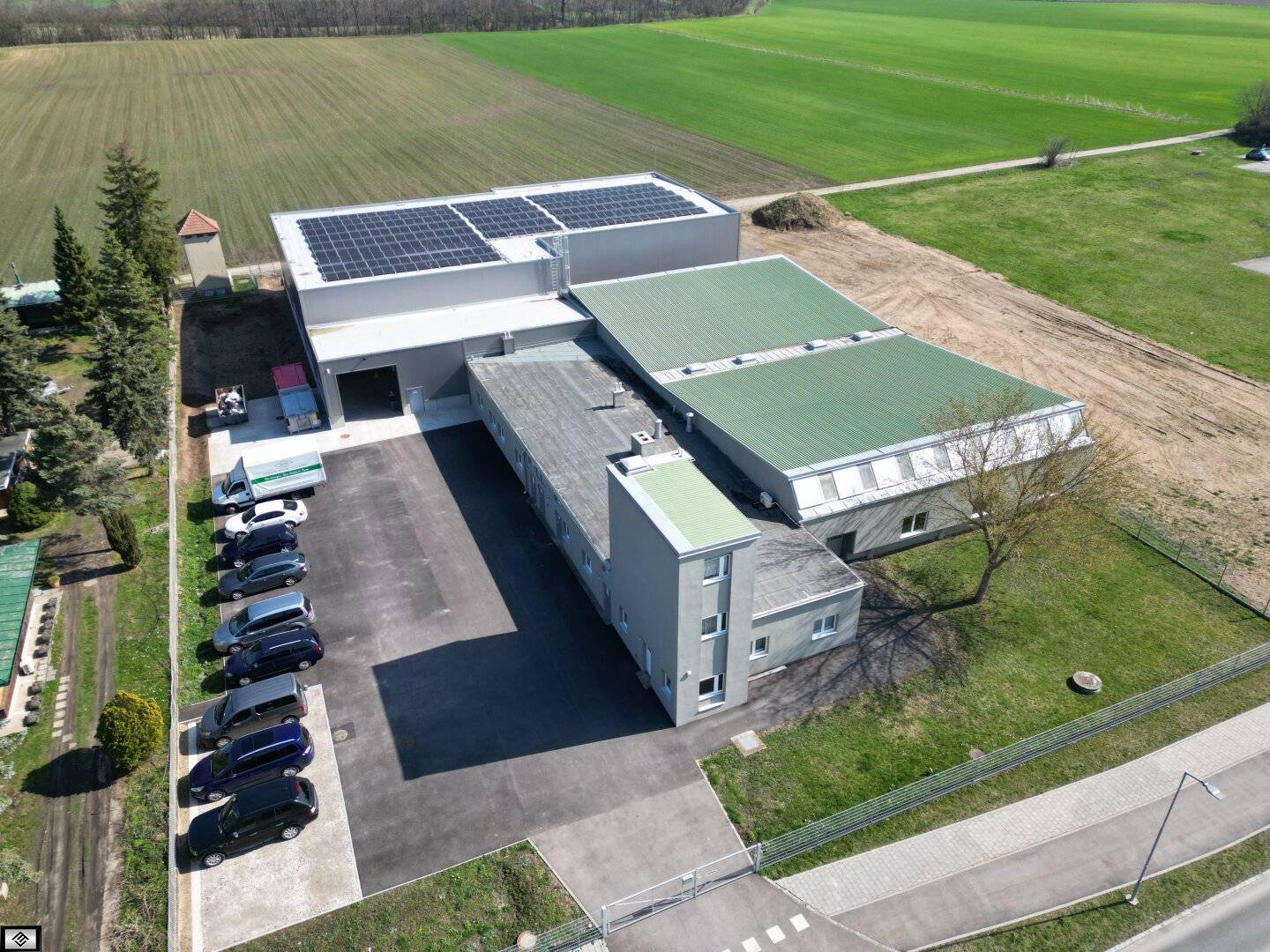 Well maintained commercial property with 6700m2 plot area