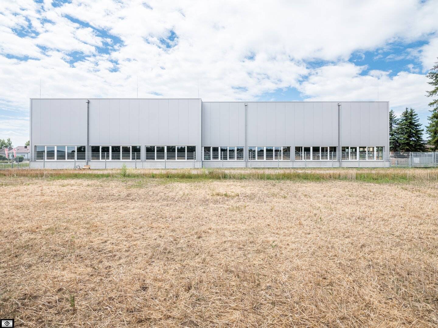 Well maintained commercial property with 6700m2 plot area