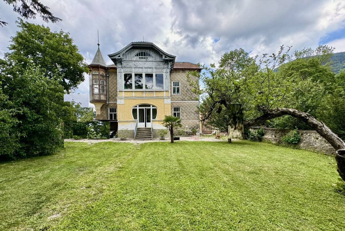 Fairytale country villa with large grounds