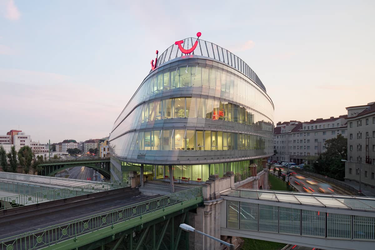 Bright office space in the Skyline building with excellent connections