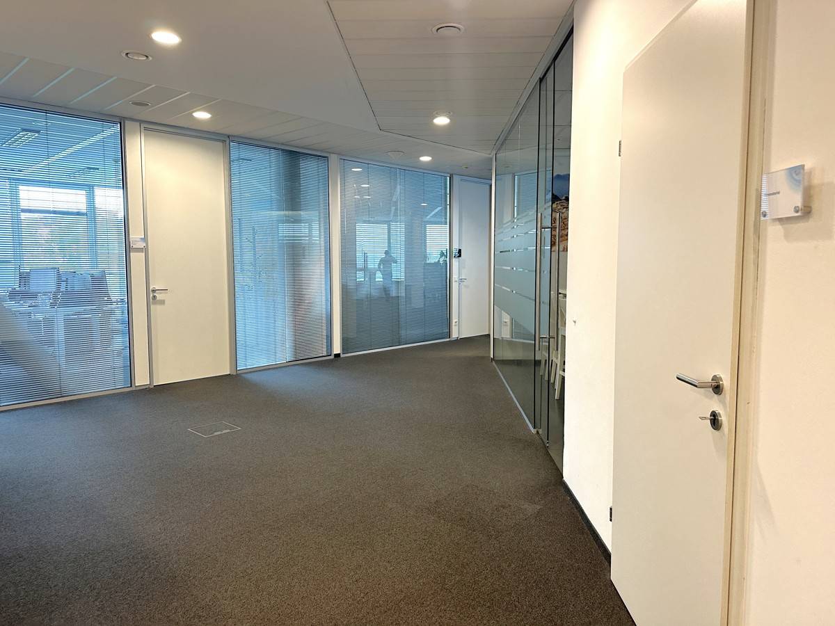Bright office space in the Skyline building with excellent connections
