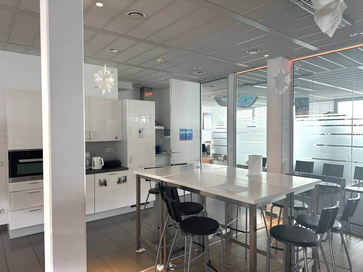 Bright office space in the Skyline building with excellent connections