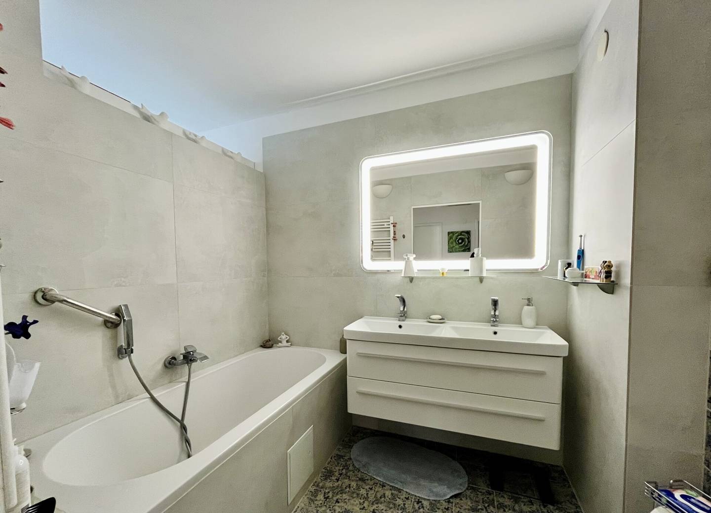 Badezimmer 2 mit Badewanne