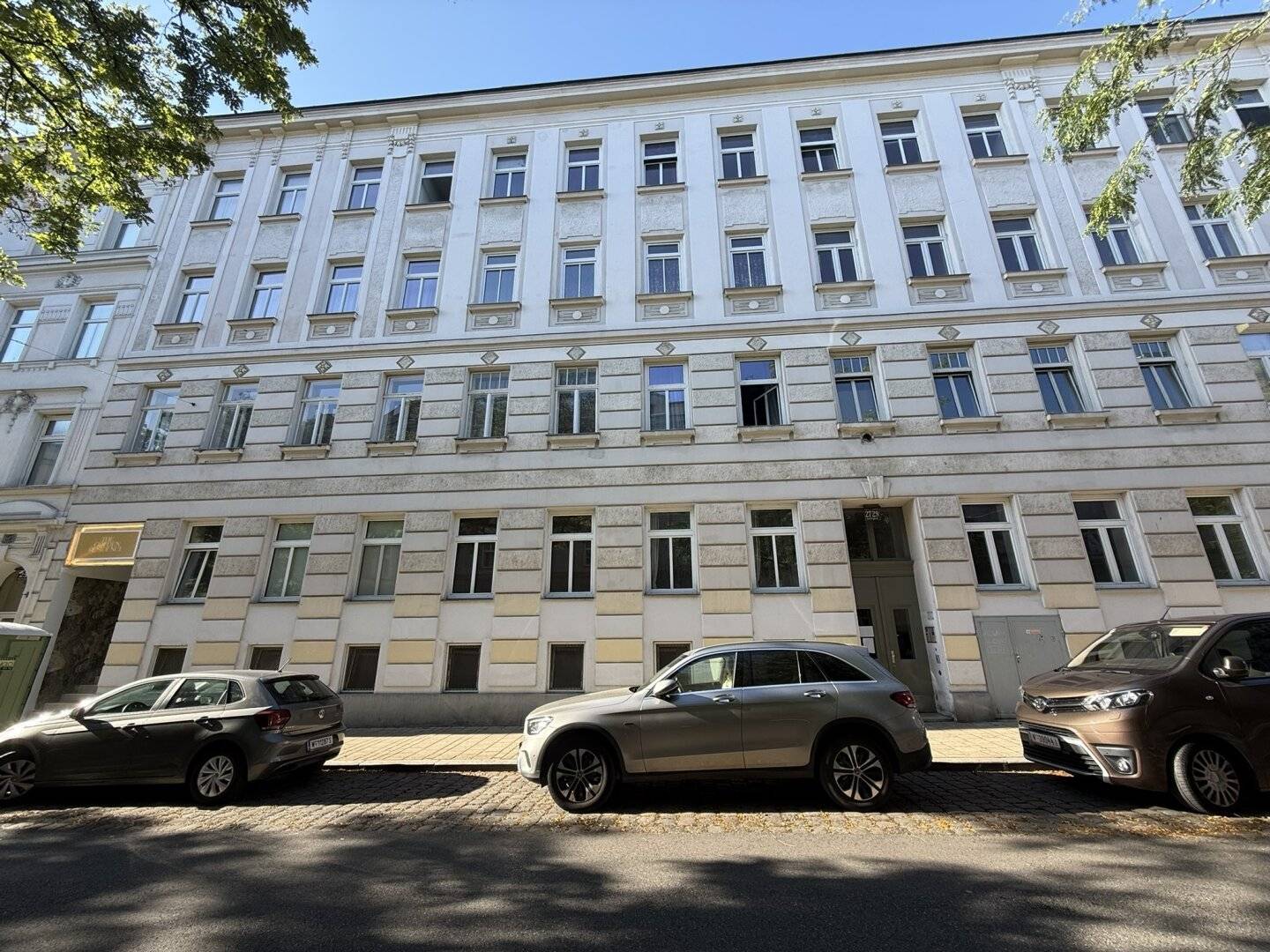 Renovation required 4 room apartment 400 meters from Hernals station (future U5 station)
