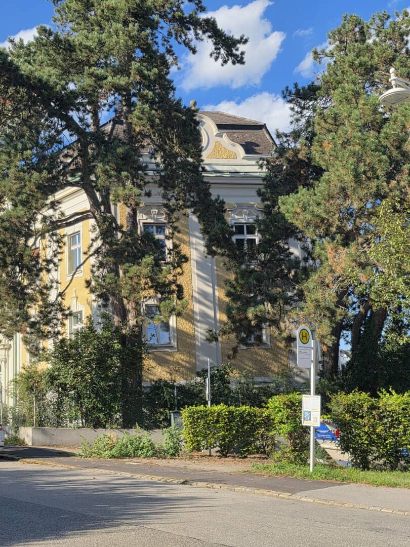 Representative turn-of-the-century villa in prime location at Linz Auberg / Karlhofsiedlung with outstanding development potential
