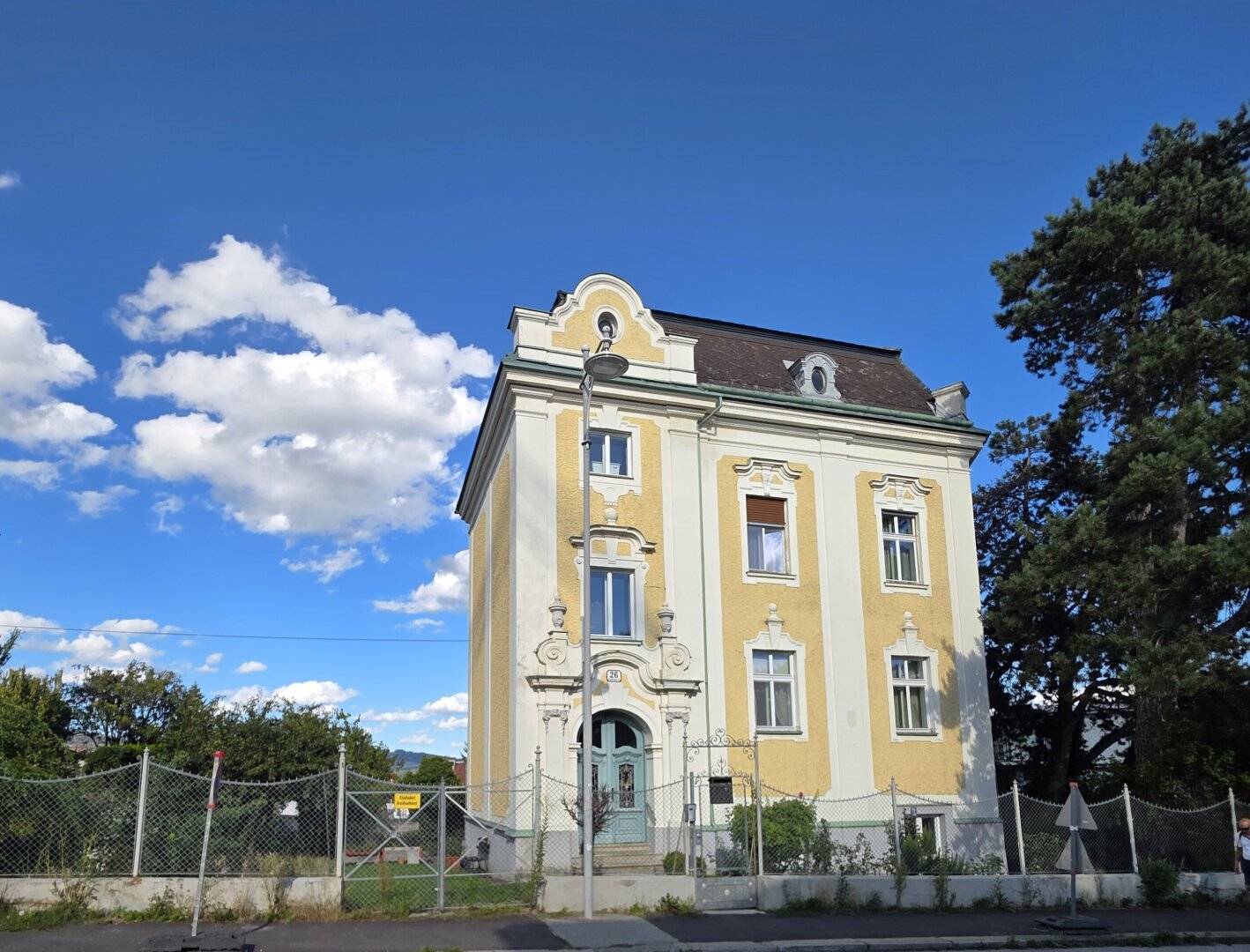 Representative turn-of-the-century villa in prime location at Linz Auberg / Karlhofsiedlung with outstanding development potential