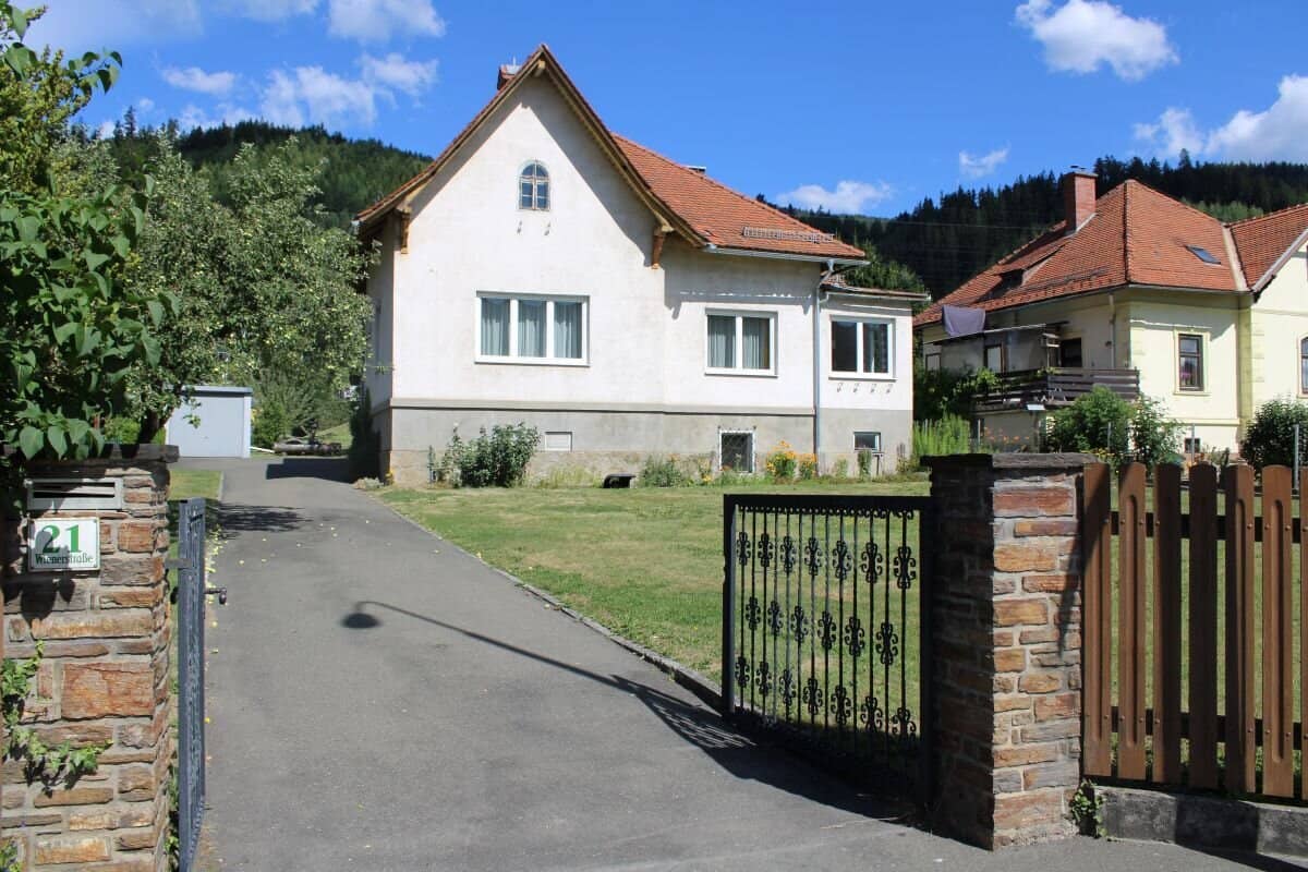 Single-family house in 8650 Kindberg with large garden, garage &amp; lots of potential