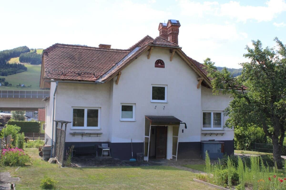 Single-family house in 8650 Kindberg with large garden, garage &amp; lots of potential