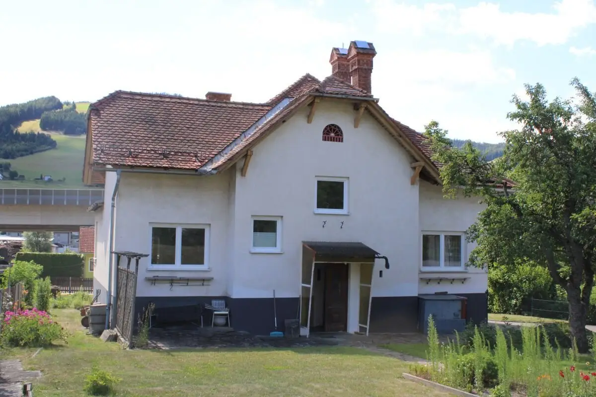 Single-family house in 8650 Kindberg with large garden, garage & lots of potential