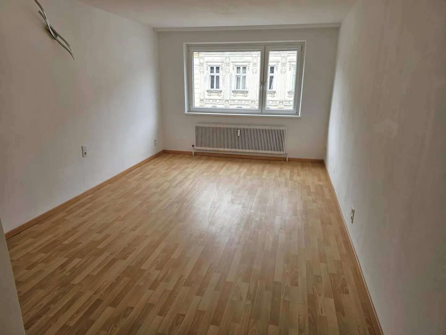 Bright one-room apartment on the 6th floor with lift near Rennweg station, 6 minutes by public transport to Wien Mitte