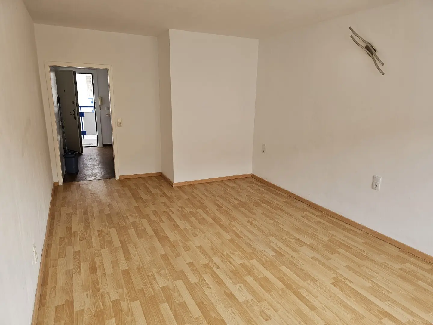 Bright one-room apartment on the 6th floor with lift near Rennweg station, 6 minutes by public transport to Wien Mitte