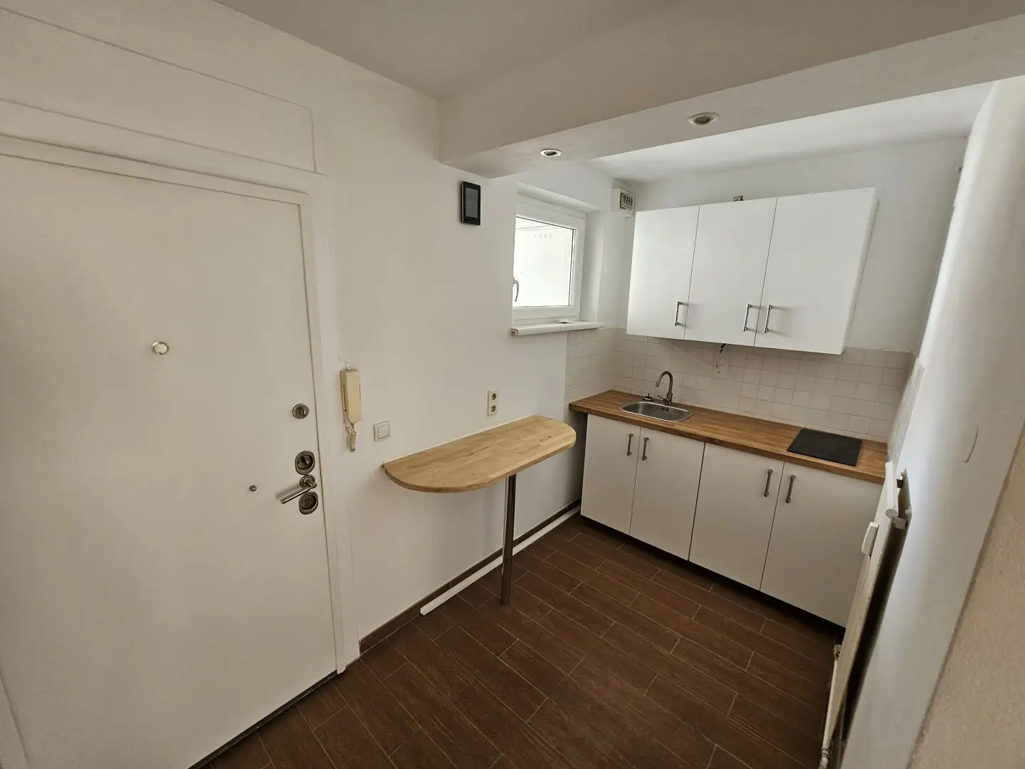Bright one-room apartment on the 6th floor with lift near Rennweg station, 6 minutes by public transport to Wien Mitte