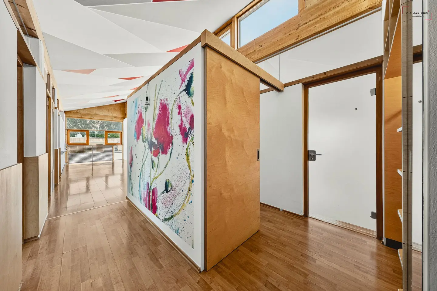 Central bright office space with parking spaces Office
