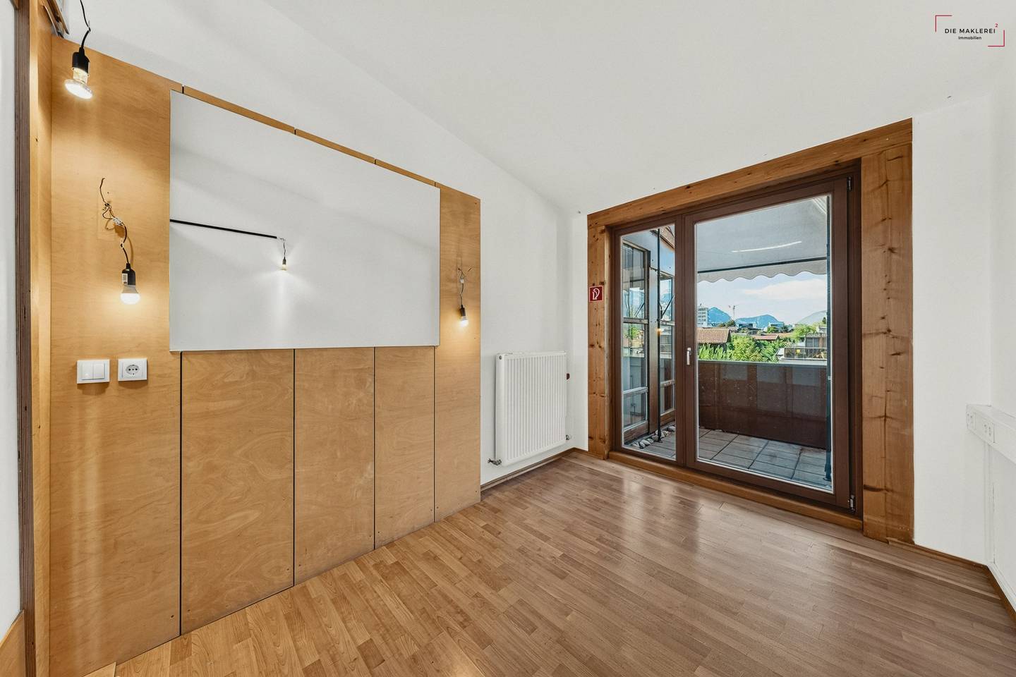 Central bright office space with parking spaces Office