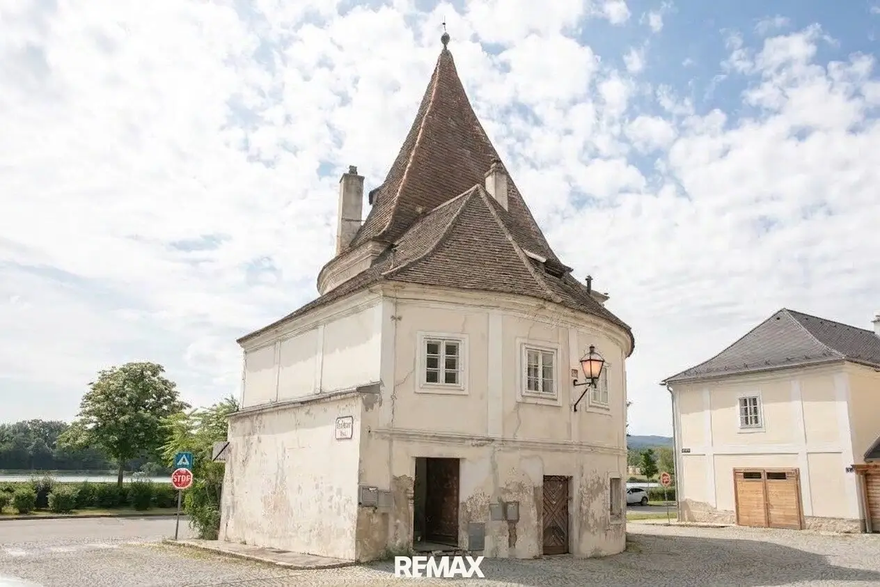 Historic unique on the Danube – The Fisher Tower in Krems-Stein