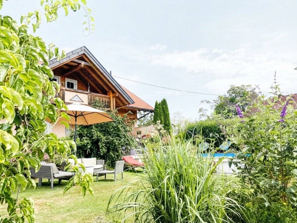 House in the green with 2 residential units, large garden and swimming pool