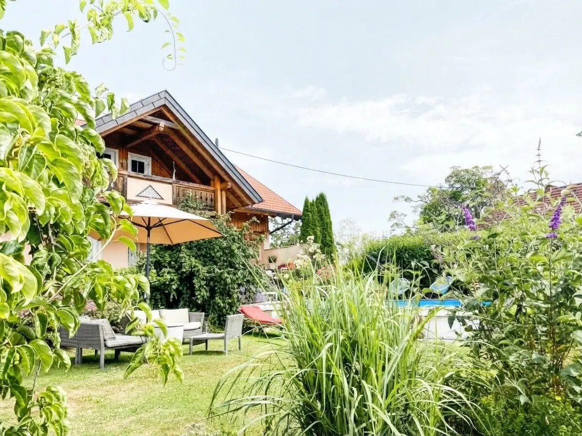 House in the green with 2 residential units, large garden and swimming pool