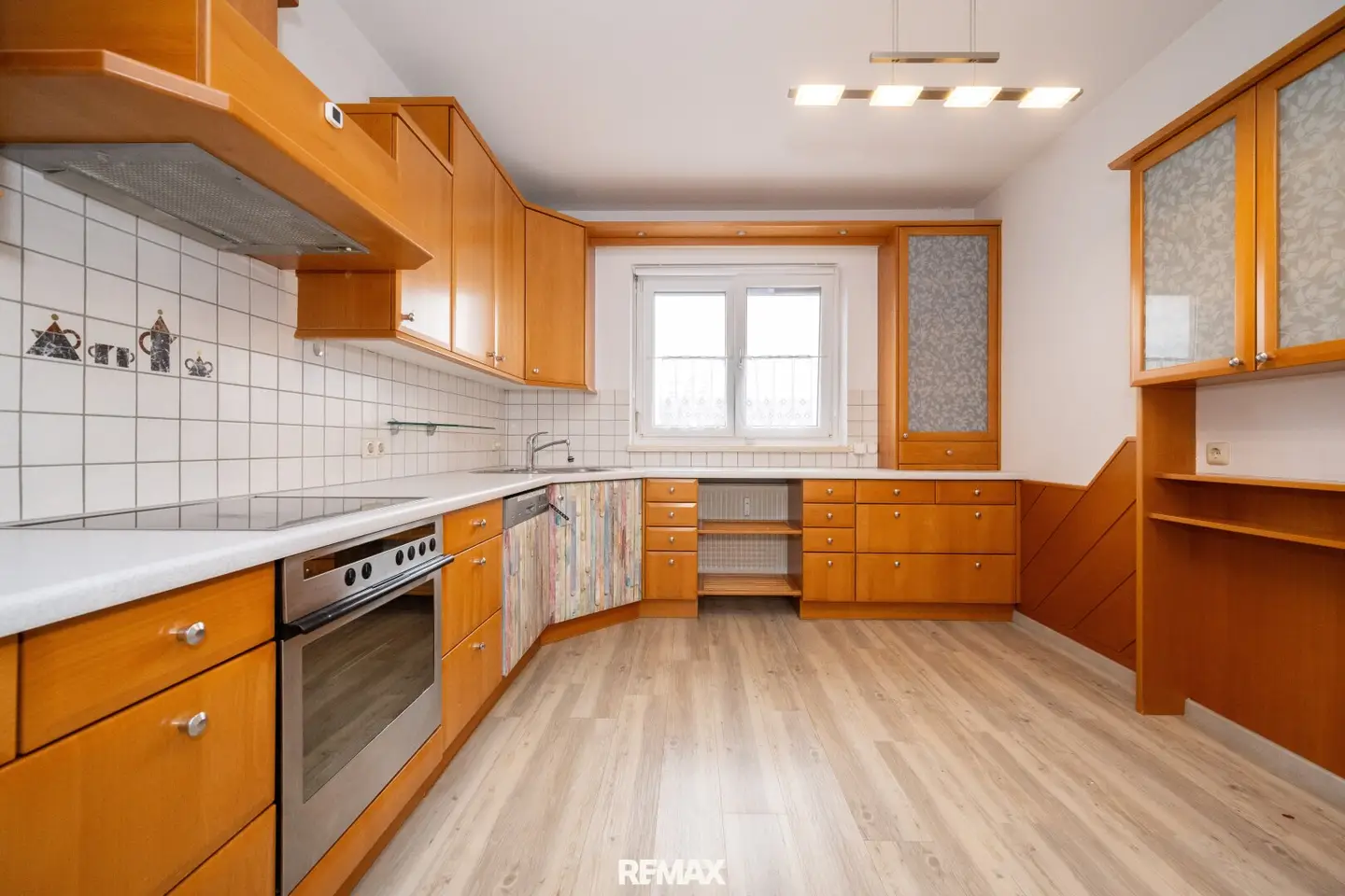 DIETACH | Well-kept 3-room apartment with loggia and underground parking space