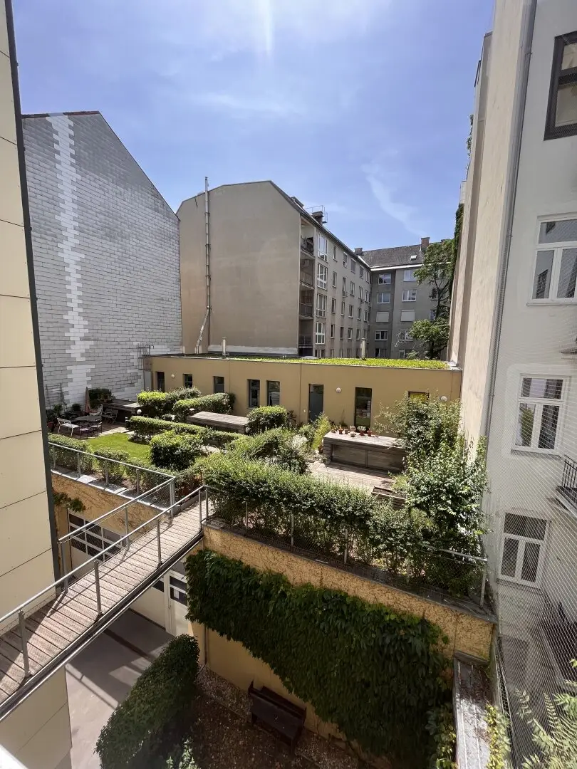 Blickrichtung von Loggia in den begrünten Innenhof