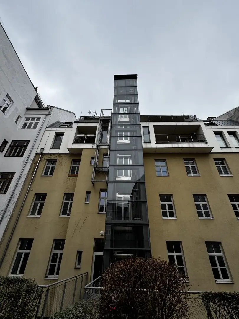 Top floor with loggia near Praterstraße - 2 rooms