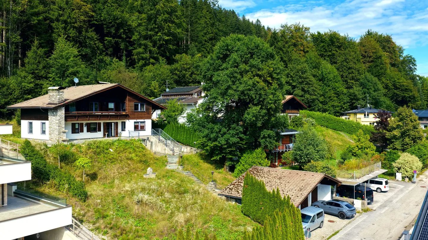 Quiet living at Heuberg – spacious plot close to the city