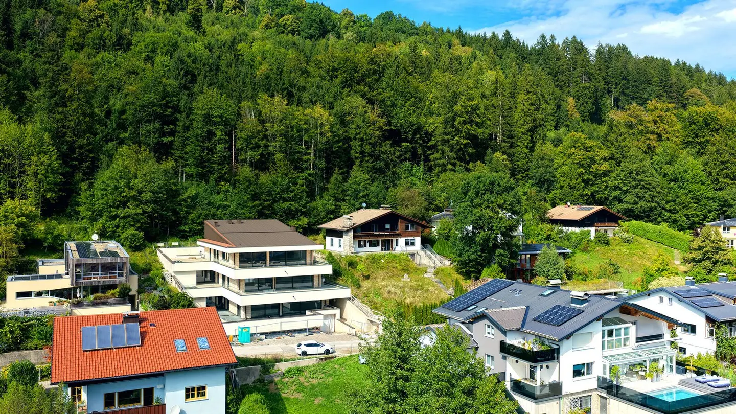 Quiet living at Heuberg – spacious plot close to the city