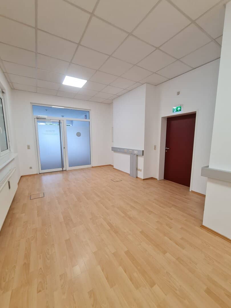 Approximately 460 m² bright office space (barrier free) in central and busy location in the Graz district Strassgang