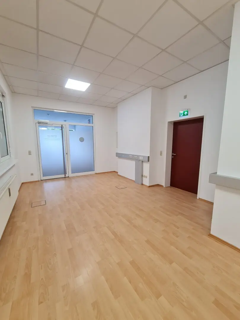 Approximately 460 m² bright office space (barrier free) in central and busy location in the Graz district Strassgang