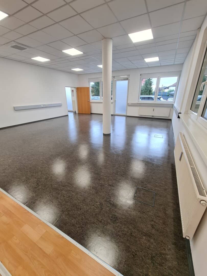 Approximately 460 m² bright office space (barrier free) in central and busy location in the Graz district Strassgang