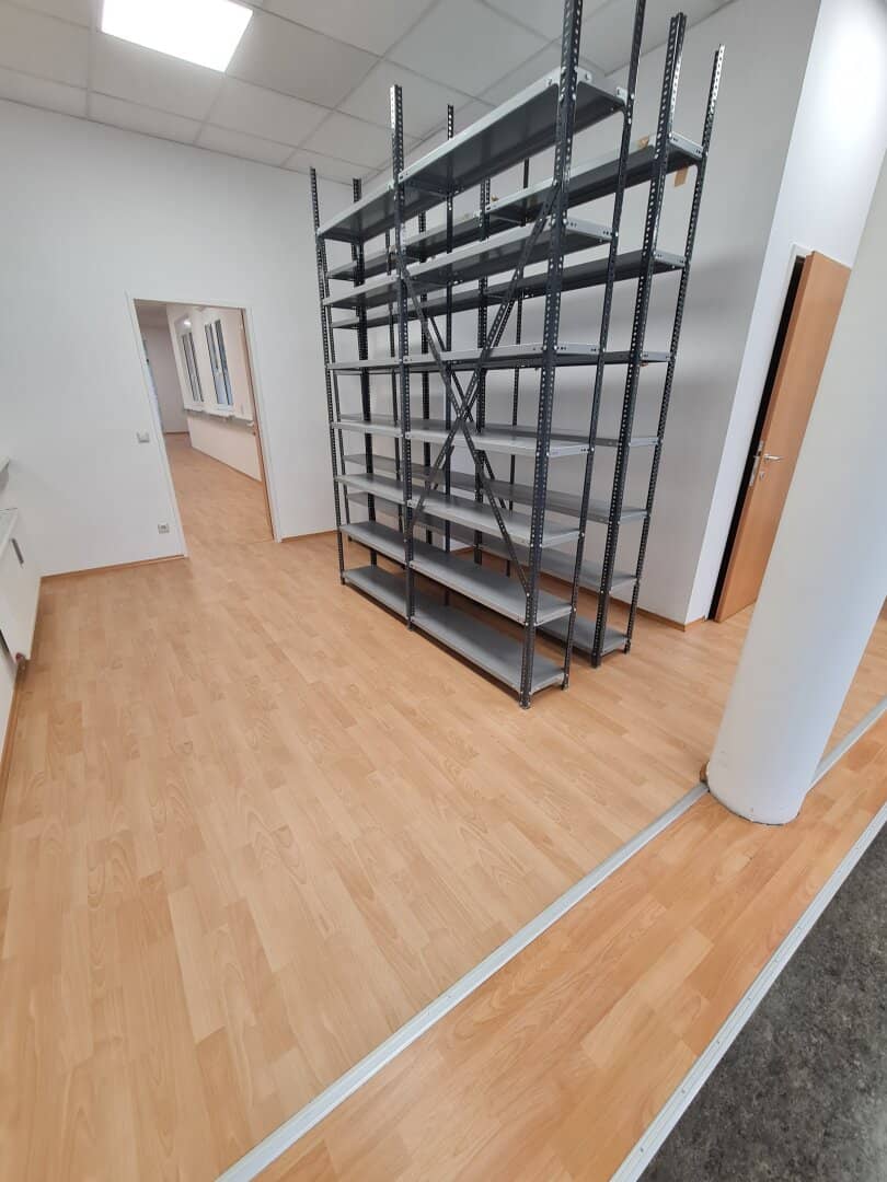 Approximately 460 m² bright office space (barrier free) in central and busy location in the Graz district Strassgang
