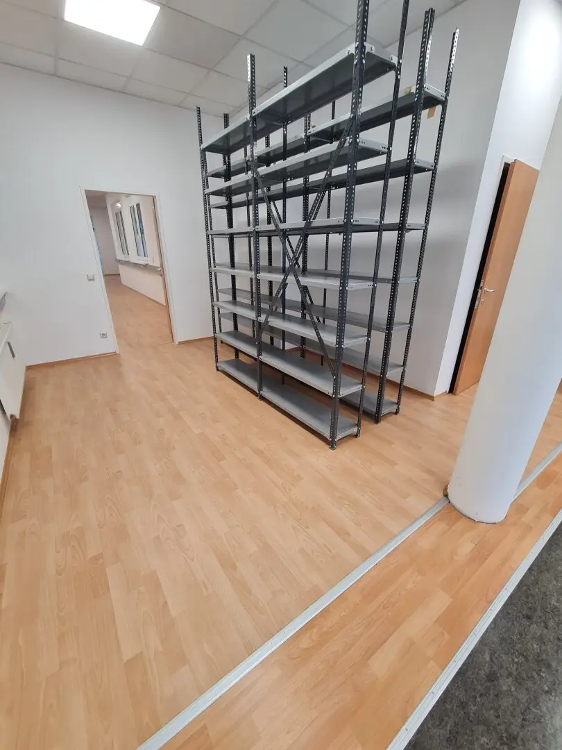 Approximately 460 m² bright office space (barrier free) in central and busy location in the Graz district Strassgang